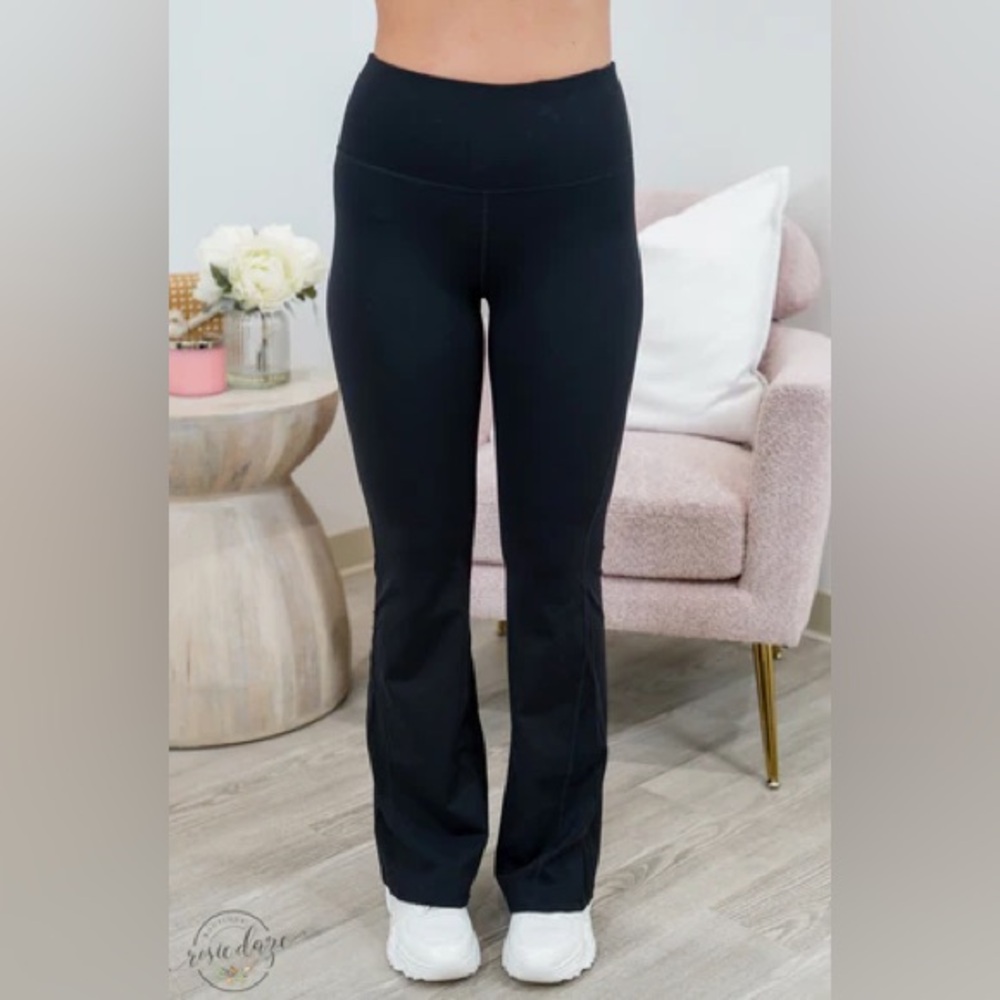 Rosie Daze Boutique / Mono B Still The One Athletic Flares Size Small